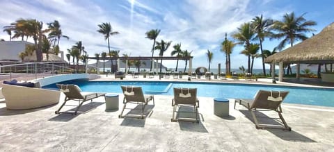 Amazing Pool, Beach, and Outdoor Lounge with Amazing View 