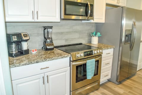 Hamilton Flex Brew coffee machine brews single serve k-pods or a full pot.