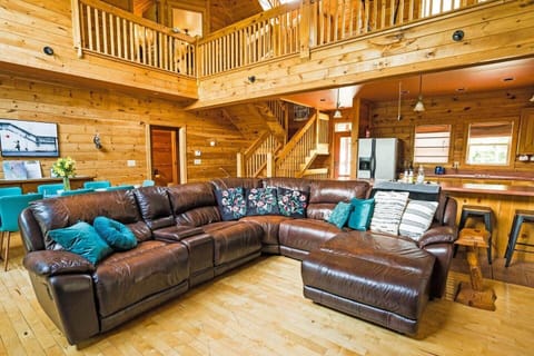 Is this couch not just begging for a family movie night? 