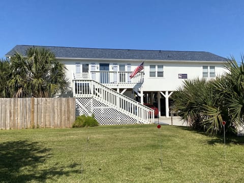 Classic Beach House waterfront 4 bed 3.5bath restaurants grocery walkable