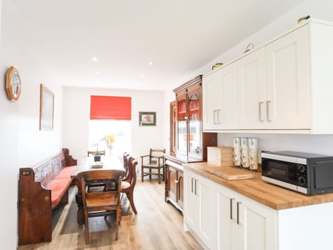 Cottage | Private kitchen | Fridge, microwave, dishwasher, electric kettle