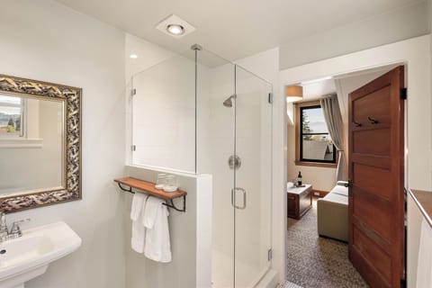 Superior Suite, Ensuite (Room 33 ) | Bathroom | Hair dryer, towels