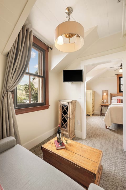 Superior Queen Room, Ensuite (Room 37) | Iron/ironing board, free WiFi, bed sheets