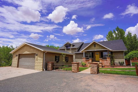 Looking for a spacious getaway? Desert Breeze in Kanab is calling your name. This 5BR home boasts ample indoor space and an outdoor oasis with a furnished deck.