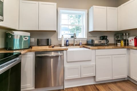 A modern kitchen with all the bells and whistles, perfect for cooking and entertaining.