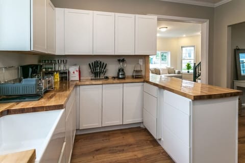 A modern kitchen with all the bells and whistles, perfect for cooking and entertaining.