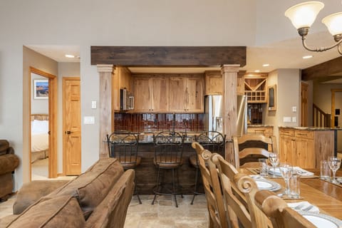 Seating for 3 at the kitchen breakfast bar