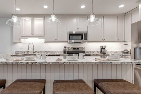 Snow Flower 6 offers a bright kitchen with spacious island with leather topped stools.