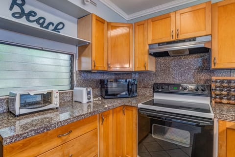 Stainless appliances and granite countertops