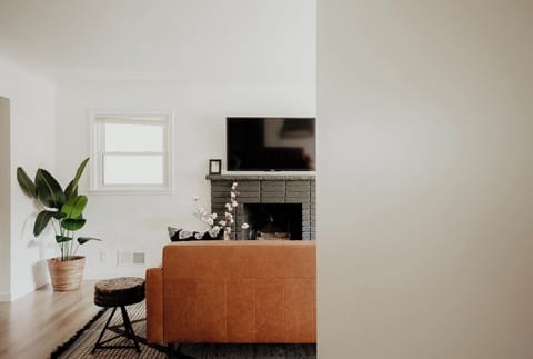 Living room with smart tv and leather couch (3)