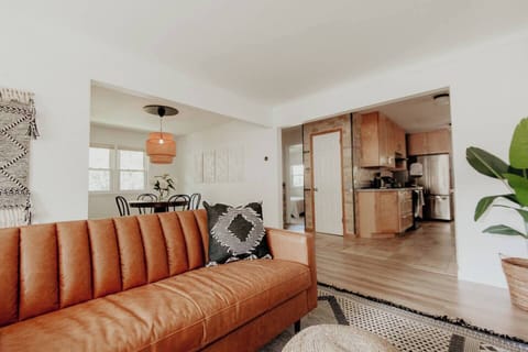 Living room with smart tv and leather couch (2)