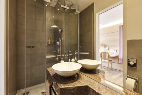 Standard Charming Room (160 cm bed) | Bathroom | Hair dryer, bathrobes, towels, shampoo