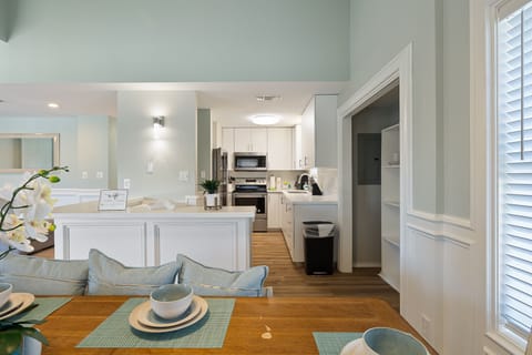 Dining Area & Kitchen