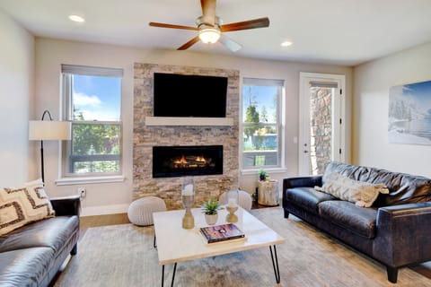 Living Room with HD TV and Gas Fireplace