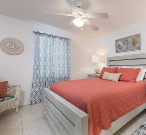 Main Bedroom en suite w/ king bed