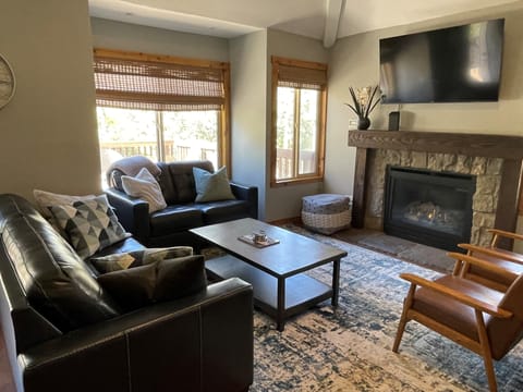 Spacious living room with fireplace, Smart TV & view of Frostwood run/18th hole