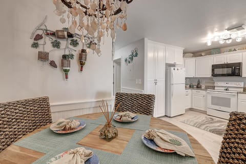 Kitchen and dinning room - Dining area adjacent to the kitchen