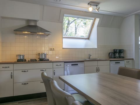 Bungalow | Private kitchen | Highchair