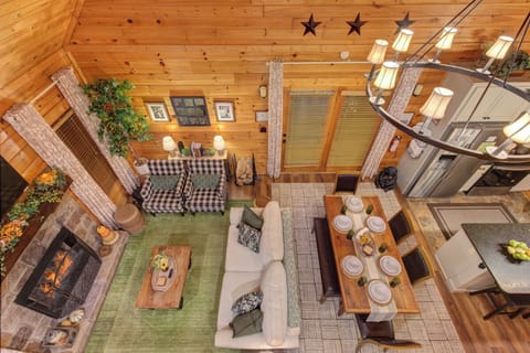 Green Sky Lodge's cozy living area