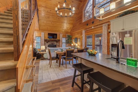 Green Sky Lodge's cozy living area