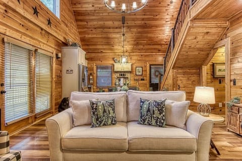 Green Sky Lodge's cozy living area