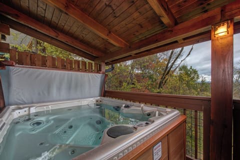 Green Sky Lodge's bubbling hot tub