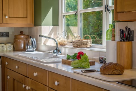 Ground floor: Lots of space for cooking up a storm