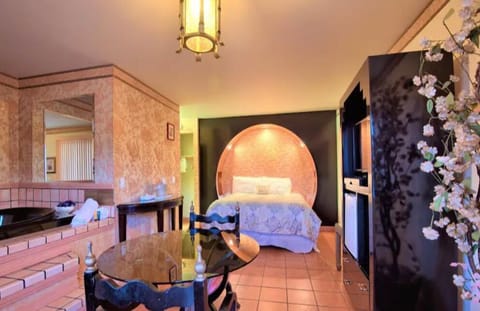 1 King Bed Jetted Tub Non-Smoking(Theme2 -Persian ,Roman, or Oriental Theme) image 1