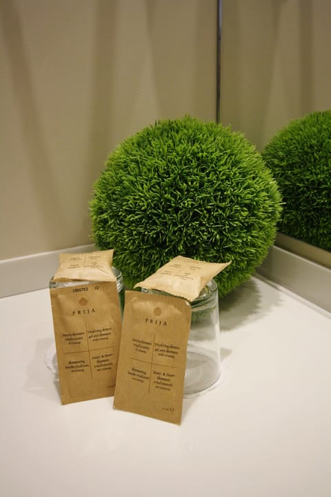 Desk, soundproofing, free WiFi