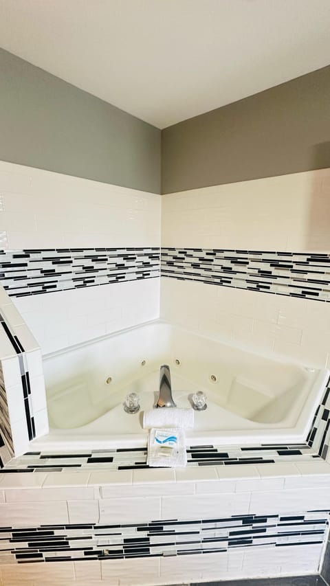 King Room with Spa Bath  | Deep soaking bathtub