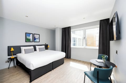 Executive Studio | Iron/ironing board, WiFi (free), bed sheets