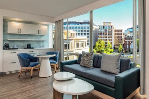 Suite (Monument Suite) | Premium bedding, in-room safe, desk, laptop workspace