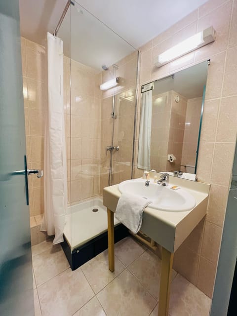 Standard Single Room | Bathroom | Free toiletries, hair dryer, towels