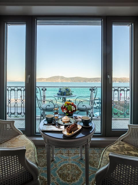 Executive Room, Sea View | Egyptian cotton sheets, down comforters, minibar, in-room safe
