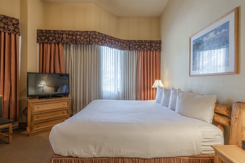 Bedroom, Room, Indoors, Bed, Furniture