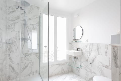 Deluxe Double Room | Bathroom | Shower, free toiletries, hair dryer, towels