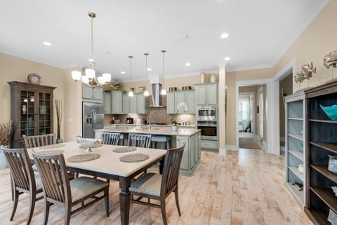 Dining room table seats 6