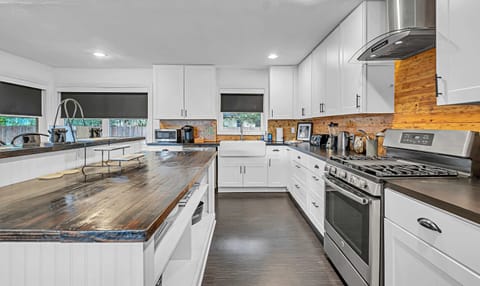 The Mod Poppy | Large 5BR | 10 Mins to Waco Sights House in Waco