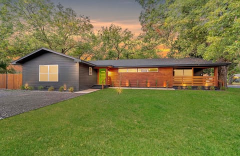 The Mod Poppy | Large 5BR | 10 Mins to Waco Sights House in Waco