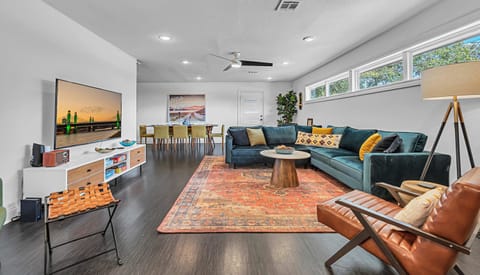 The Mod Poppy | Large 5BR | 10 Mins to Waco Sights House in Waco