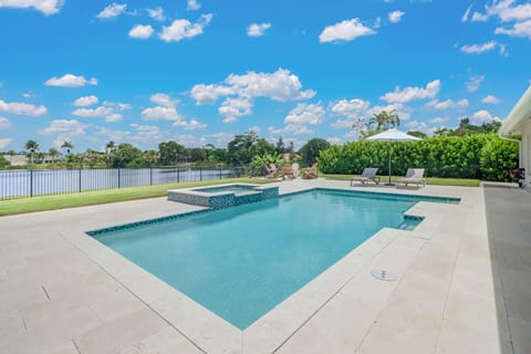 Center-deep salt pool with hot tub. 