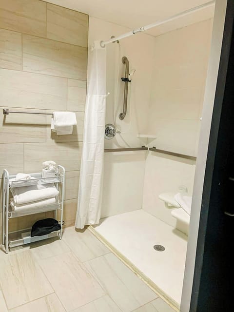 Standard Single Room, 1 Queen Bed, Accessible | Bathroom | Combined shower/tub, hair dryer, towels