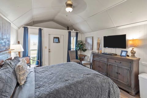 Queen sized bed with luxury linens, & smart tv with wifi