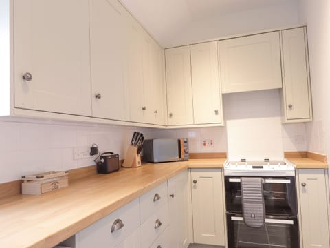 Cottage | Private kitchen | Fridge, dishwasher, electric kettle, toaster