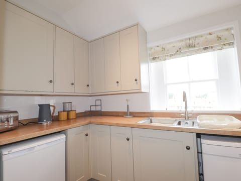 Cottage | Private kitchen | Fridge, dishwasher, electric kettle, toaster