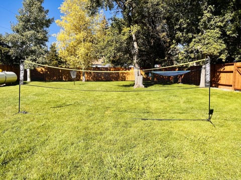 Mama Bear Cabin with 6/10 acre fenced yard down private lane-walk to everything