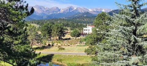 View the Continental Divide right from back door. Within walking distance of the World Famous Stanley Hotel.