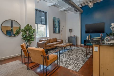 Relax in the spacious, beautifully designed living area, complete with cozy seating and chic decor, offering a perfect retreat after exploring Fort Worth’s lively downtown scene.