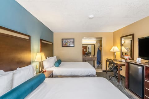 SNQQ-Suite Double Queen Non-Smoking image 2