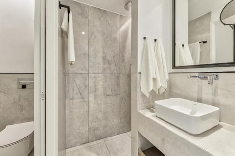 Executive Room Castle View | Bathroom | Free toiletries, hair dryer, bathrobes, slippers